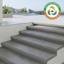 Escalon Santorini de piedra artificial con acabado liso Wet-Cast de estilo minimalista para escaleras.