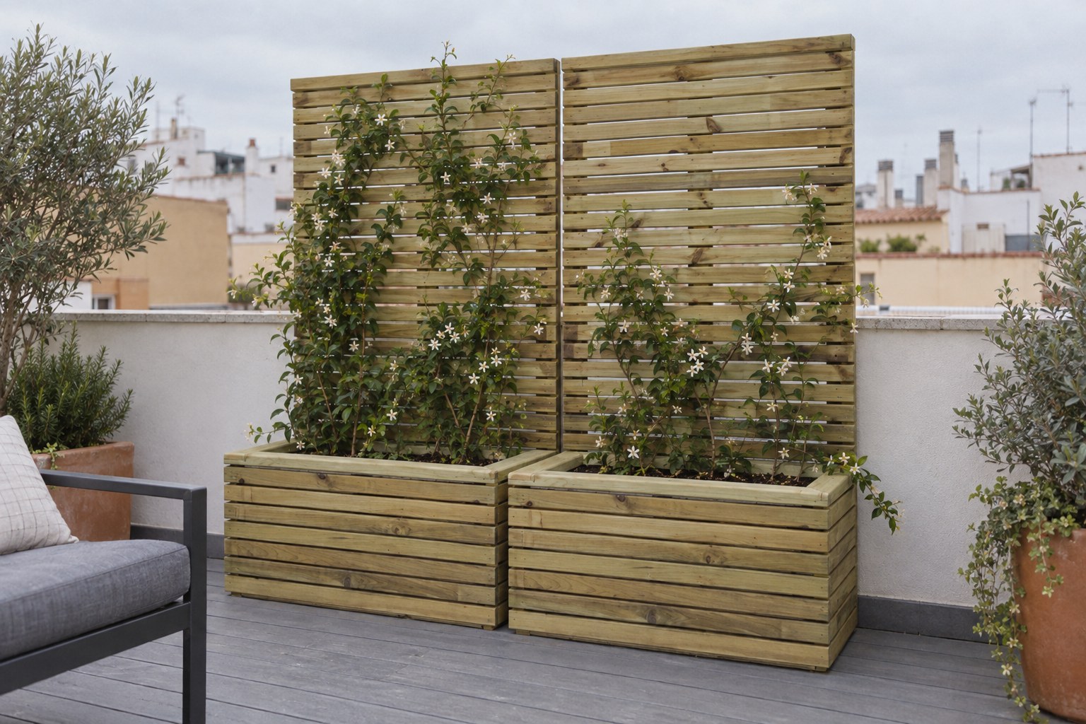 Jardineras de madera con celosía separando una terraza