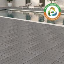 Pavimento Tessera con acabado de imitacion madera de piedra artificial disponible en tonos antracita, arena y gris para exteriores.