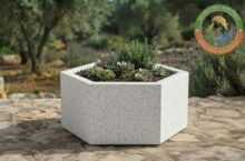 Jardinera hexagonal rugosa de granito en piedra artificial color blanco y marfil para terrazas y modular.