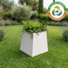 Jardinera trapezoidal rugosa de granito en piedra artificial color blanco y marfil para decoracion de jardines y terrazas.