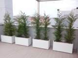 Separadores de terraza con jardineras: cómo separar sin obra