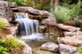 Cálculo para saber el volumen de agua en un estanque en el jardín.