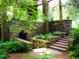 Estructuras para plantar en tu jardín con muros de contención.